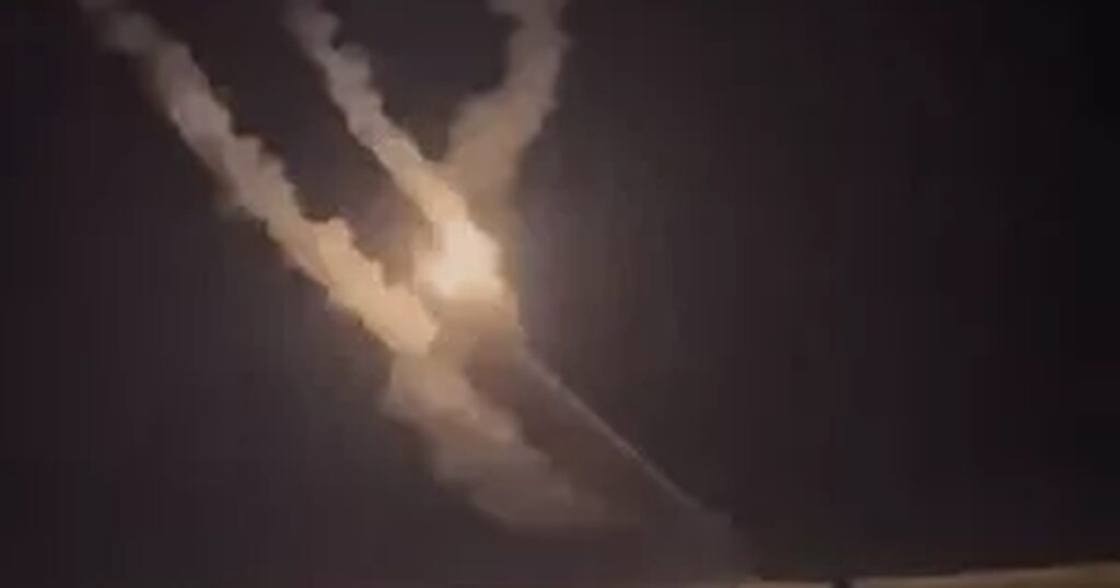Video lá chắn phòng không Nga nghi phóng "xịt", tên lửa rơi ngược trở lại