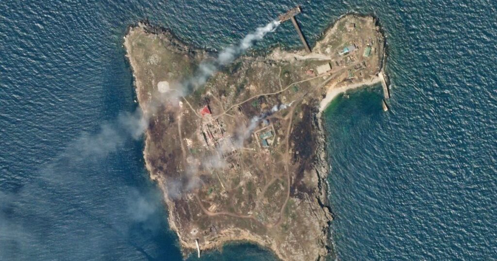 Máy bay Nga không kích mục tiêu Ukraine trên đảo Rắn