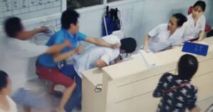 Bác sĩ cấp cứu lại bị tấn công bằng dao vì không dắt bệnh nhân đi vệ sinh