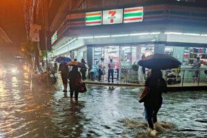 Đêm bão táp của du khách Việt ở Bangkok: Mưa ngập tràn vào khách sạn, taxi đắt gấp 10 lần