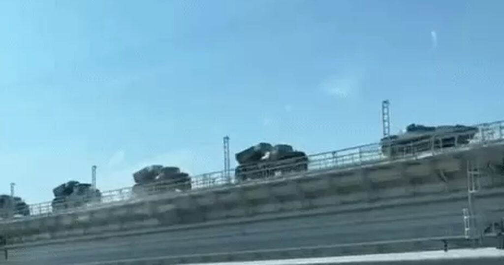 Cảnh đoàn tàu chở khí tài quân sự Nga tiến về phía Crimea