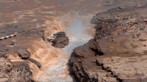 Hình ảnh ngọn thác 'vàng' trên sông Hoàng Hà 'gầm thét' mùa nước lớn