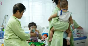 Trẻ ồ ạt nhập viện vì adenovirus, Hà Nội lên phương án ngăn bùng dịch