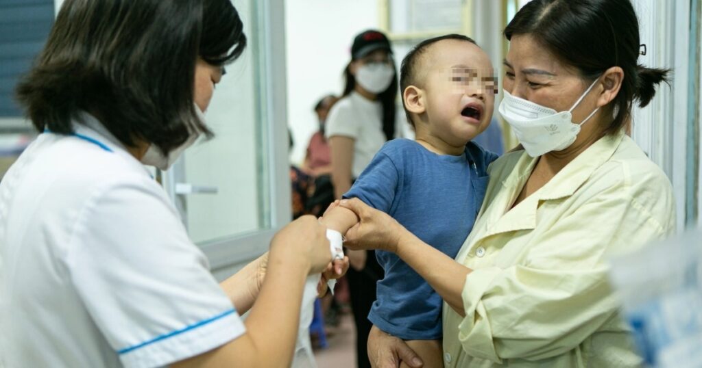 Hà Nội: "Cháy túi" vì chi tiền triệu xét nghiệm Adenovirus cho con