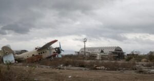 Cảnh đổ nát bên trong sân bay quốc tế Kherson sau khi quân đội Nga rút lui