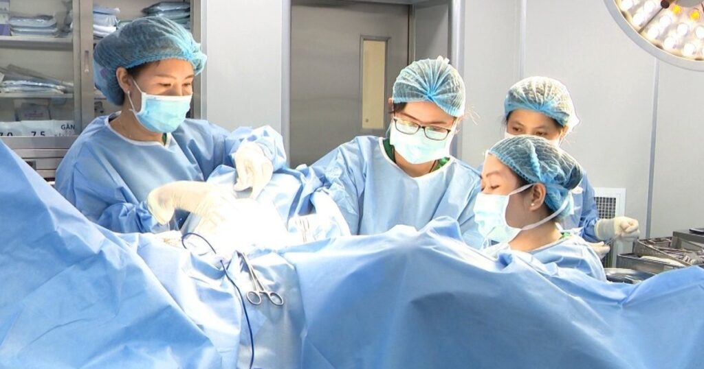 Cô gái thủng tử cung từ Singapore về TPHCM cấp cứu: Vì sao cần soi tử cung?