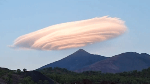 Mây hình đĩa bay lơ lửng trên đỉnh núi, cảnh ngoạn mục khiến du khách nhầm tưởng UFO