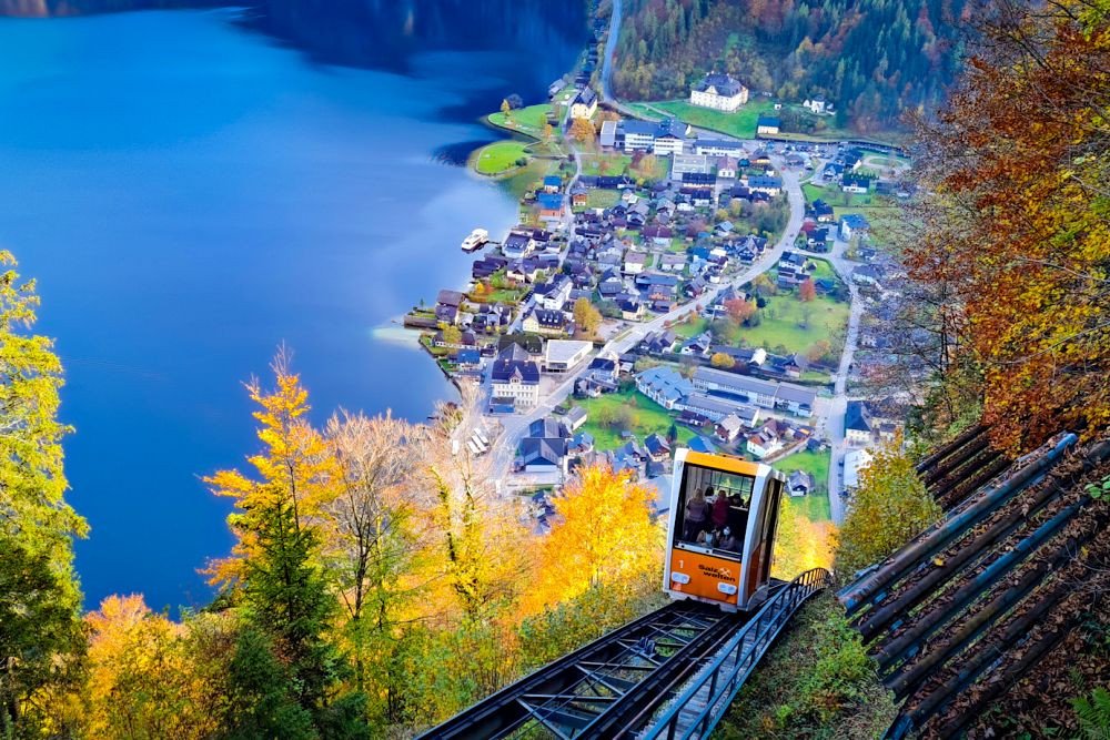 Mùa thu ở Hallstatt - Làng cổ bên hồ đẹp nhất thế giới qua ống kính của khách Việt