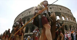 'Chiến binh La Mã dởm' lừa du khách chụp ảnh, tống tiền gần 13 triệu đồng