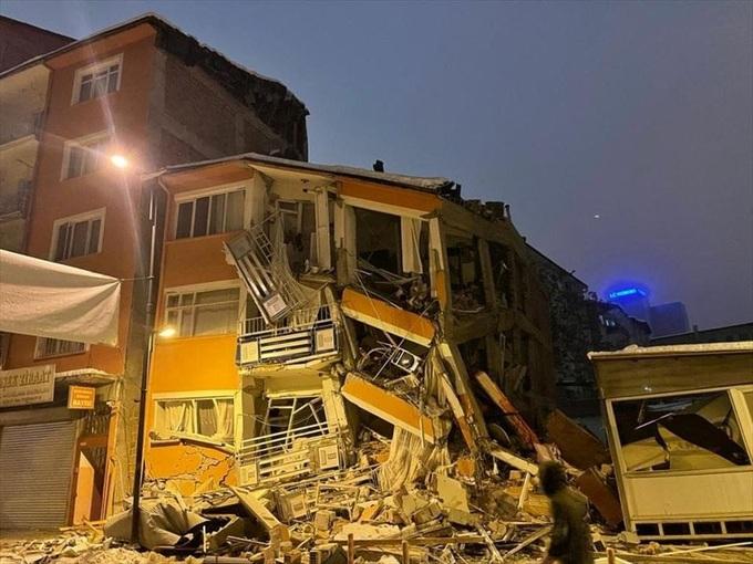 Tòa nhà sập ở Malatya, Thổ Nhĩ Kỳ do động đất (Ảnh: Reuters)