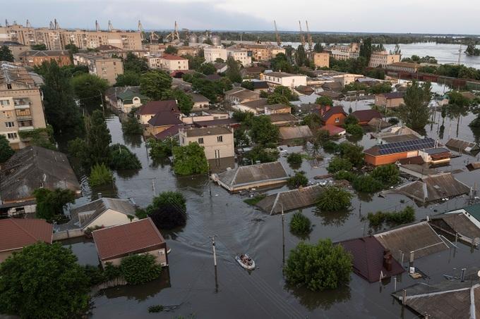 Những ngôi nhà bị chìm trong nước lũ ở Kherson sau vụ vỡ đập