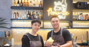 Quán cà phê đặc biệt ở Hà Nội, khách gọi món bằng tay, nhân viên đáp lại nụ cười