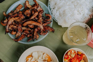 'Vua đầu bếp' Mỹ gốc Việt khen phở Sướng, bún chả Gầm Cầu và món ngon vỉa hè