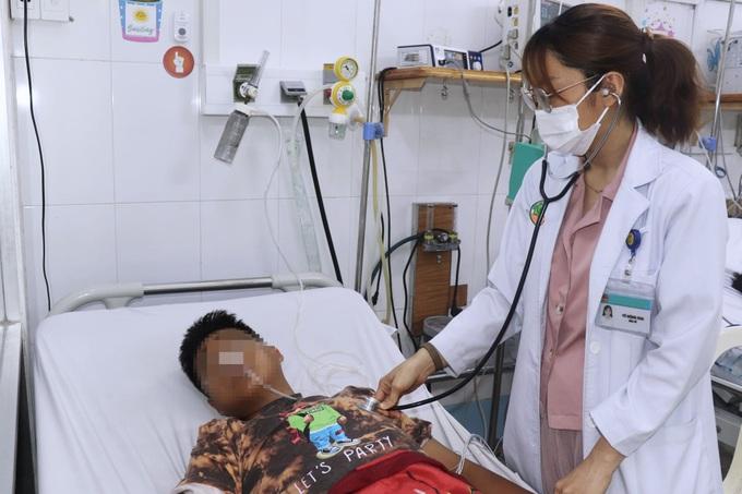 Bệnh nhi ngộ độc botulinum đang điều trị tại Bệnh viện Nhi đồng 2
