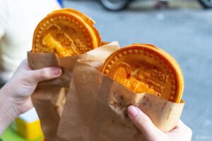 Bánh đồng xu 'mới nổi' ở Hà Nội khiến khách chờ vài tiếng, ngày bán 2.000 chiếc