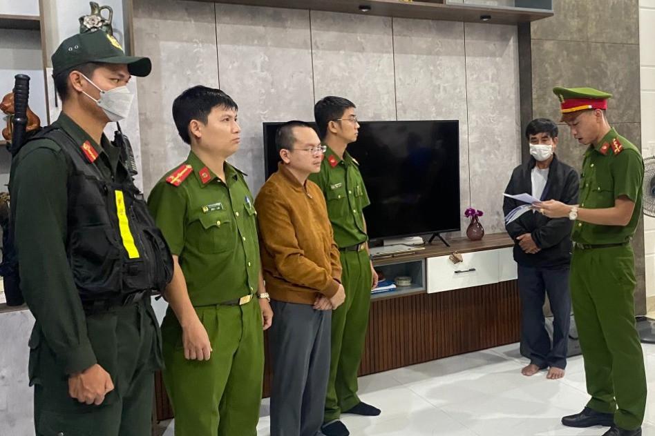 Cơ quan công an tống đạt quyết định bắt tạm giam Hoàng Quang Huy