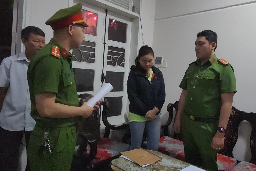 Cơ quan công an tống đạt quyết định bắt tạm giam Lâm Thị Hồng Tâm