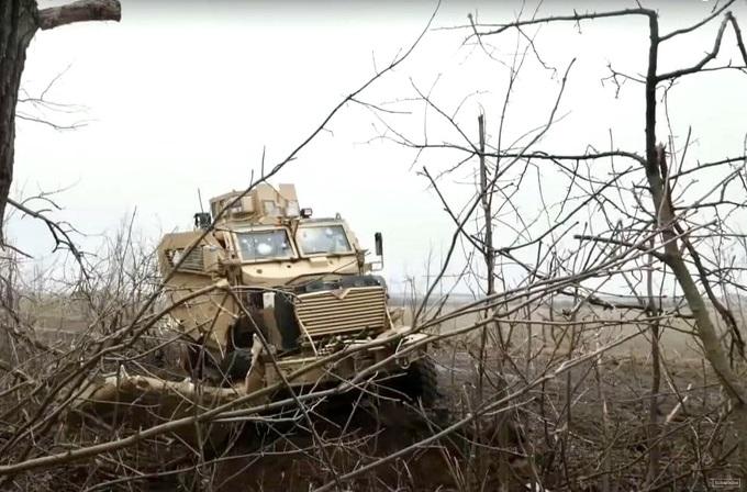 Bị phục kích, Ukraine mất xe bọc thép kháng mìn do Mỹ viện trợ - 1