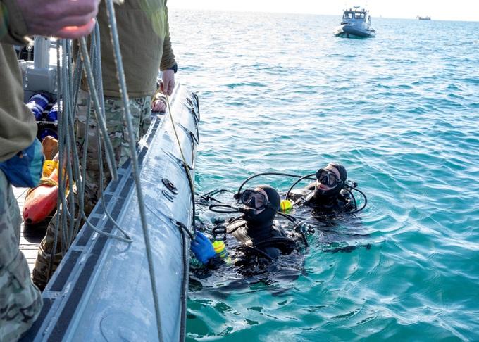 Thợ lặn Hải quân Mỹ trực tiếp tham gia trục vớt khí cầu Trung Quốc