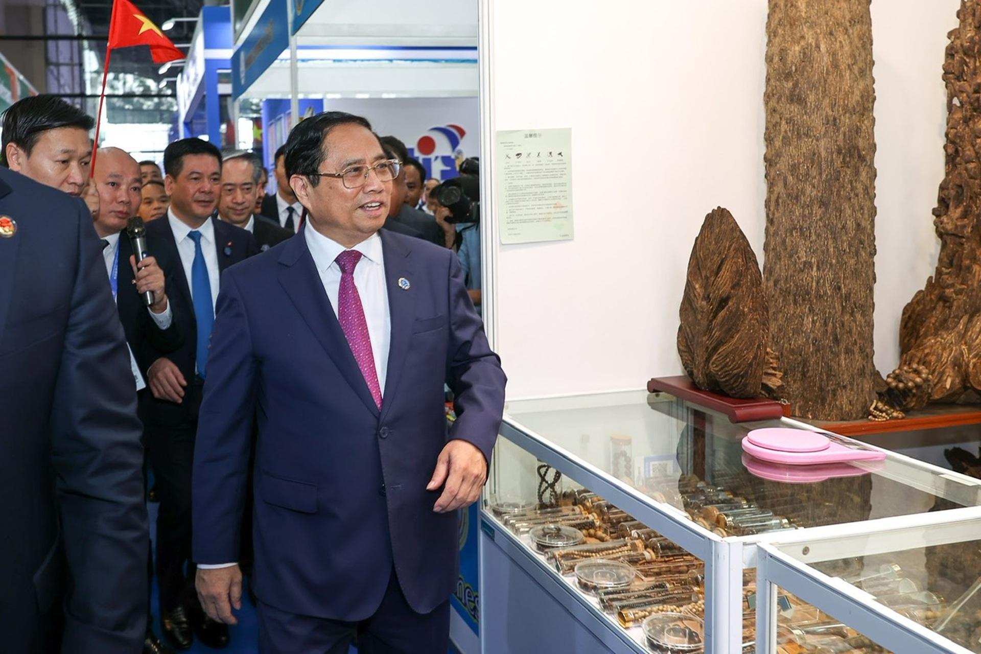 Doanh nghiệp Việt - Trung tha thiết mời Thủ tướng ghé thăm gian hàng - 8