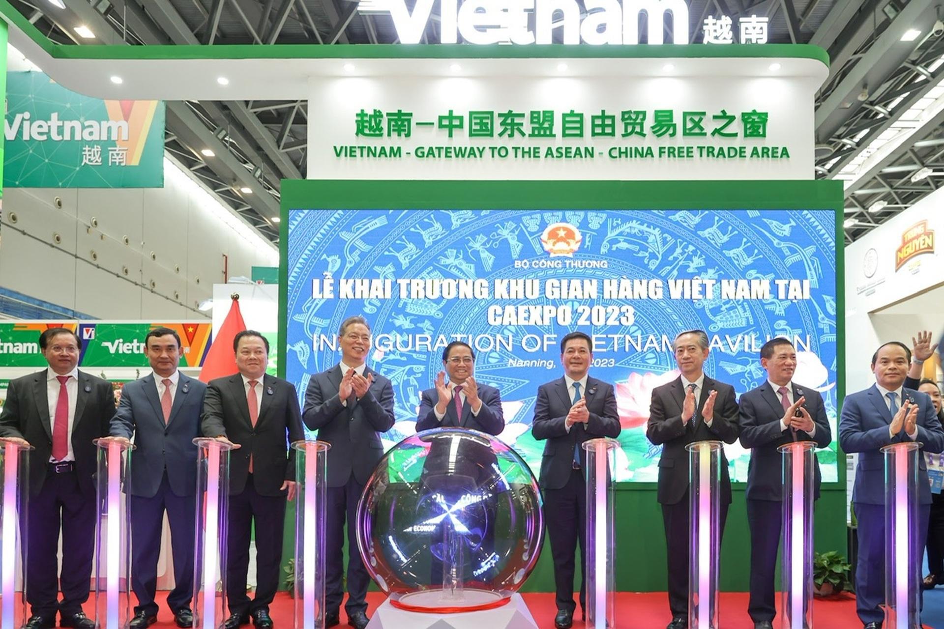 Doanh nghiệp Việt - Trung tha thiết mời Thủ tướng ghé thăm gian hàng - 3