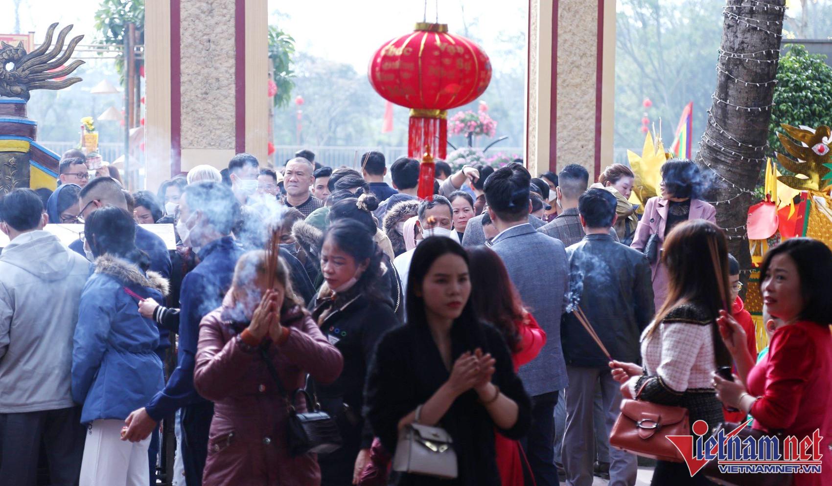 Rất đông du khách từ khắp nơi đến tham quan và chiêm bái đền ông Hoàng Mười