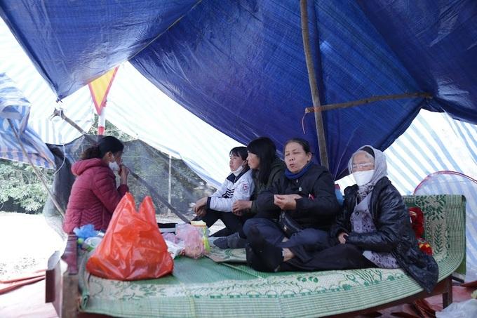 Hà Nội: Người dân dựng lều bạt, ngăn vận chuyển rác thải vào bãi Xuân Sơn