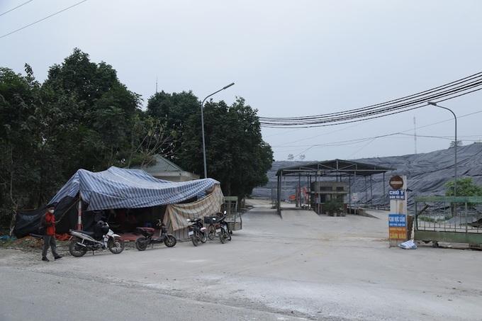 Hà Nội: Người dân dựng lều bạt, ngăn vận chuyển rác thải vào bãi Xuân Sơn