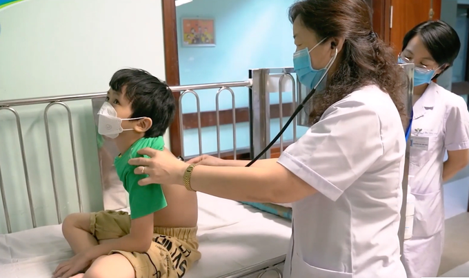 PGS.TS Lê Thị Hồng Hanh khám cho một bệnh nhi viêm phổi do vi khuẩn Mycoplasma (Ảnh: L.Hiếu)