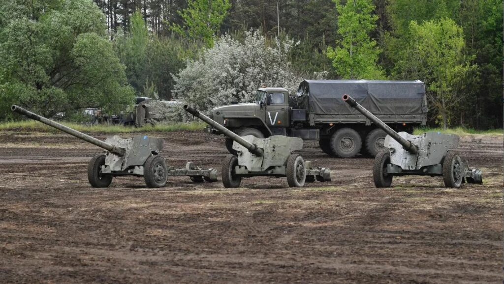 Khí tài Nga tấn công cứ điểm quân sự Ukraine