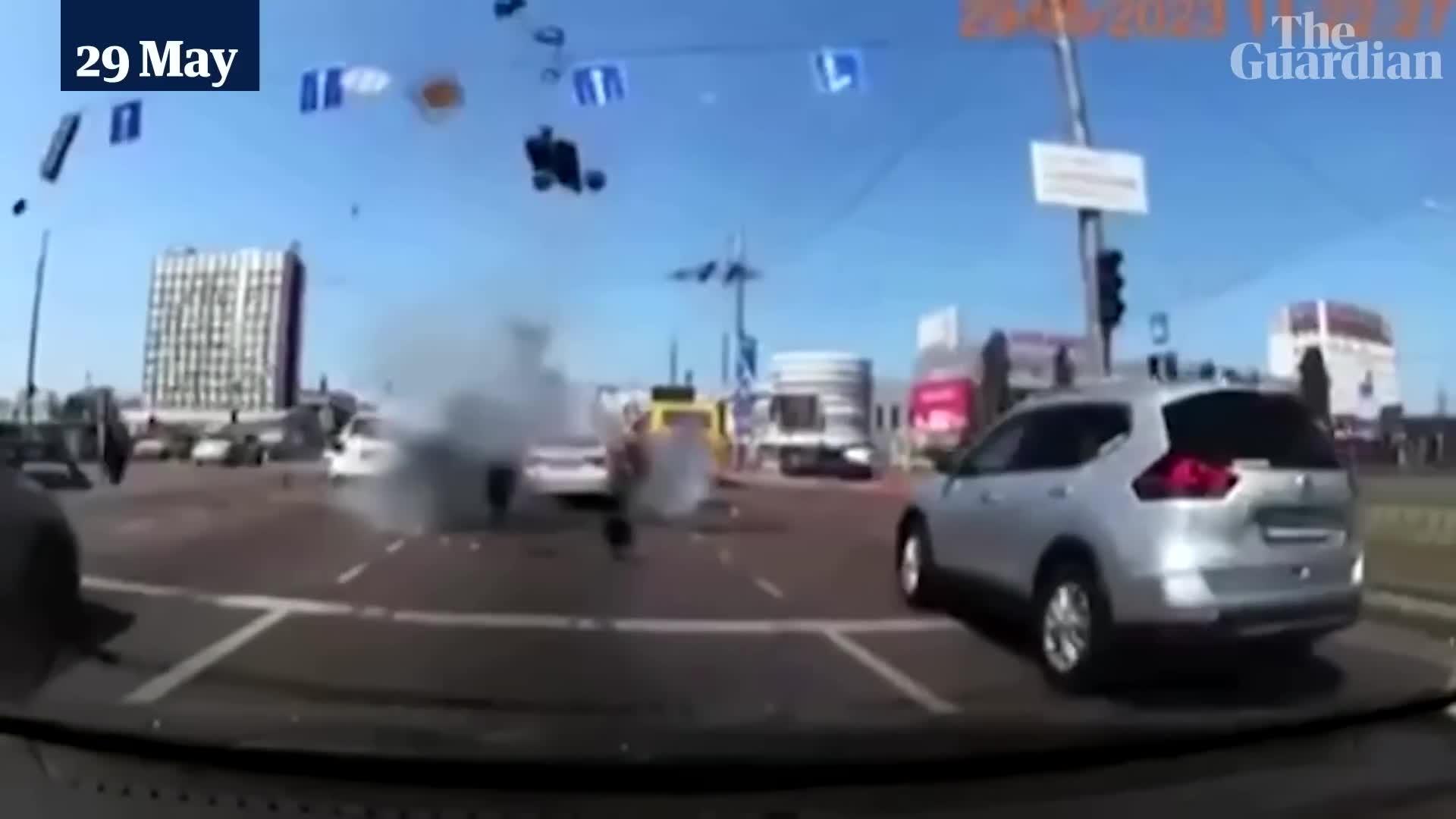 Khoảnh khắc tên lửa rơi trúng làn đường ô tô ở Kiev