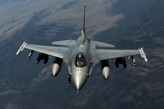 Một máy bay chiến đấu F-16