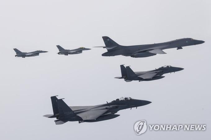 Oanh tạc cơ B-1 của Mỹ tham gia tập trận cùng máy bay chiến đấu Hàn Quốc