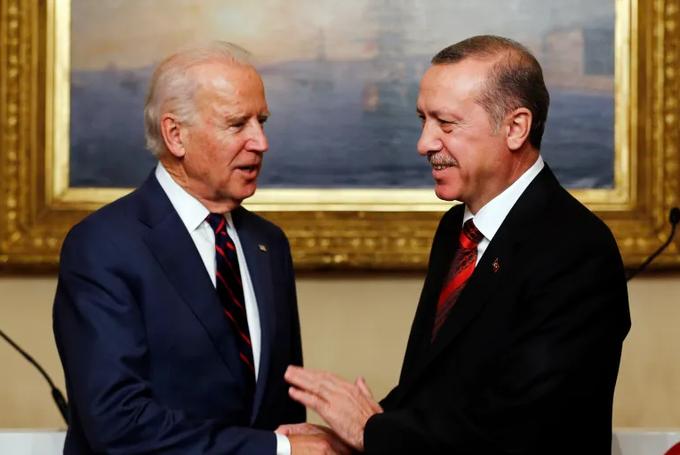 Tổng thống Mỹ Joe Biden (trái) và Tổng thống Thổ Nhĩ Kỳ Recep Tayyip Erdogan (Ảnh: Reuters)