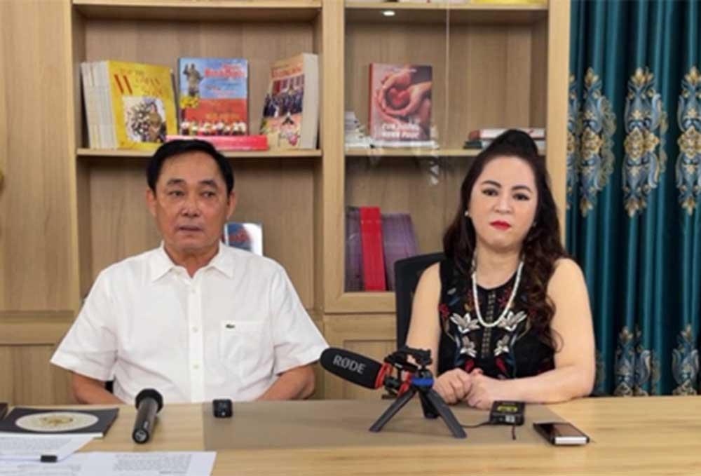 Ông Huỳnh Uy Dũng và bà Nguyễn Phương Hằng trong buổi livestream