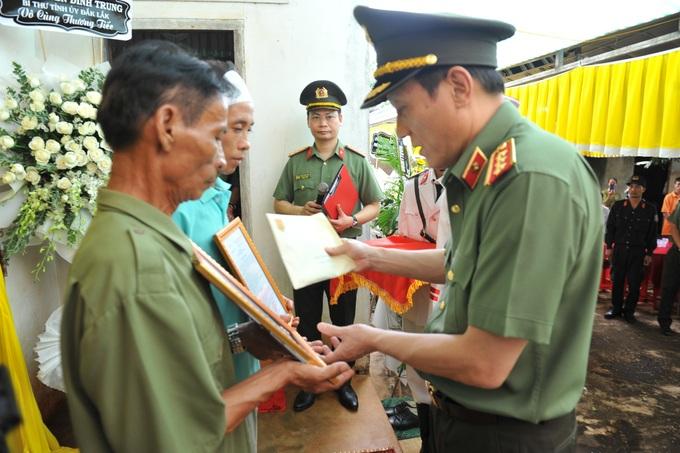 Tặng, truy tặng Huy hiệu Tuổi trẻ dũng cảm tới 5 cán bộ công an Đắk Lắk - 1