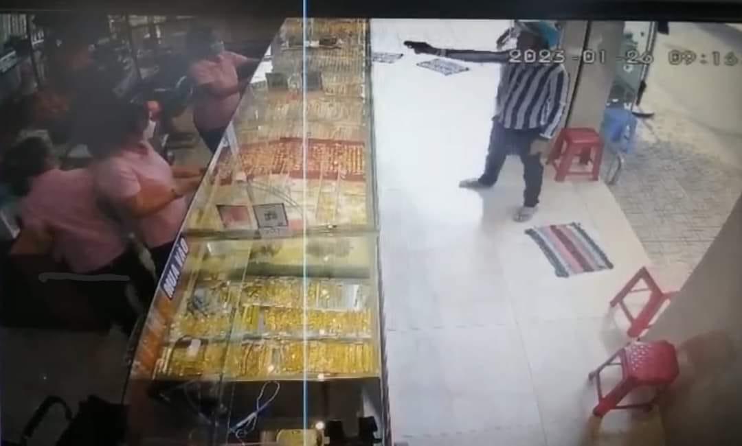 Hình ảnh Phúc cầm súng đe dọa người trong tiệm vàng để cướp