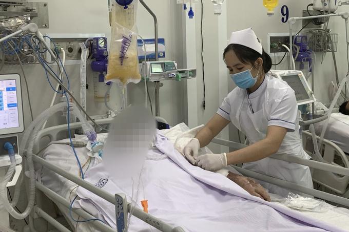 Một trong 2 bệnh nhân nghi ngộ độc botulinum sau khi ăn chả lụa, điều trị tại Bệnh viện Chợ Rẫy