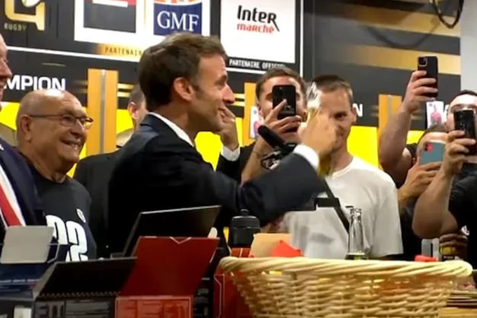 Tổng thống Pháp bị chỉ trích vì uống một hơi cạn chai bia