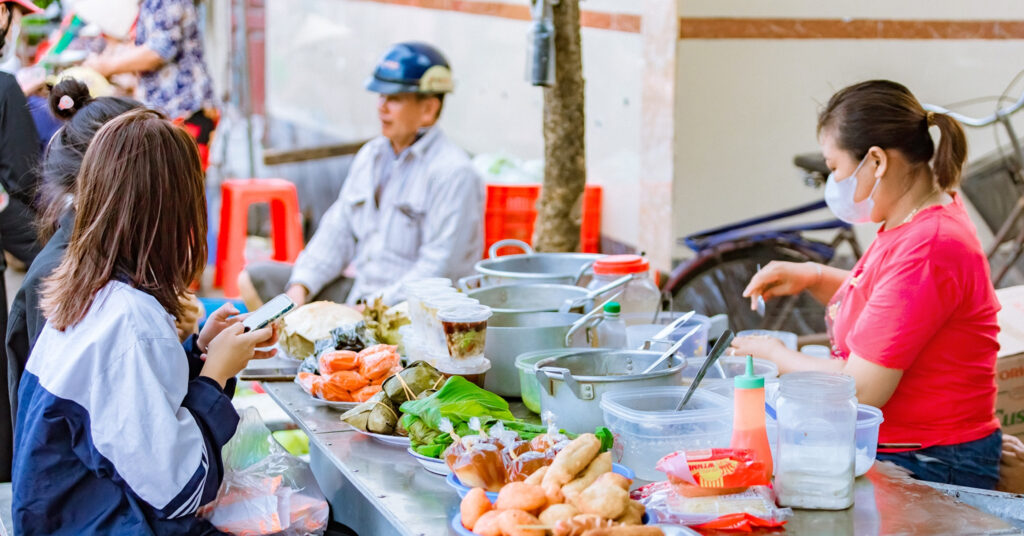 Chợ cổ gần 700 tuổi ở Nam Định, khách tới thưởng thức loạt quà quê ‘rẻ như cho’