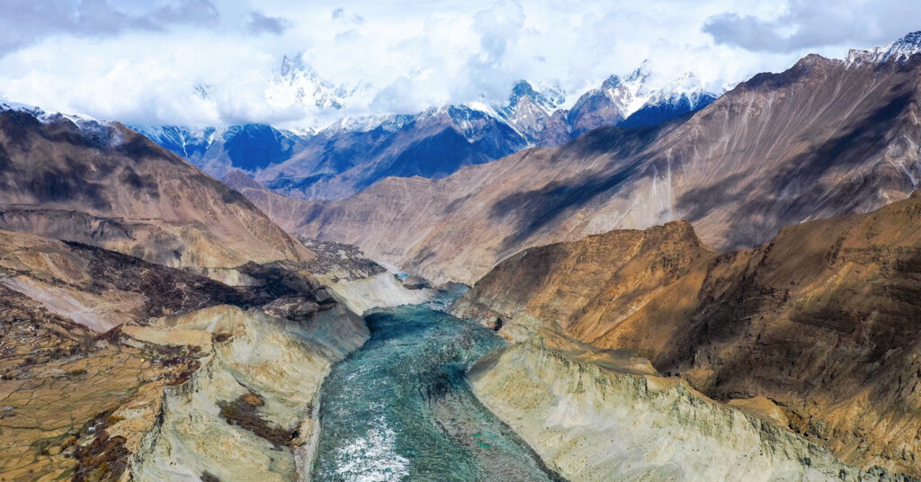 Hai dòng sông băng có màu trắng và đen kỳ lạ ở Pakistan