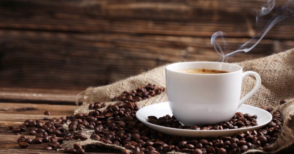Uống cà phê trước khi ăn sáng có hại dạ dày không?