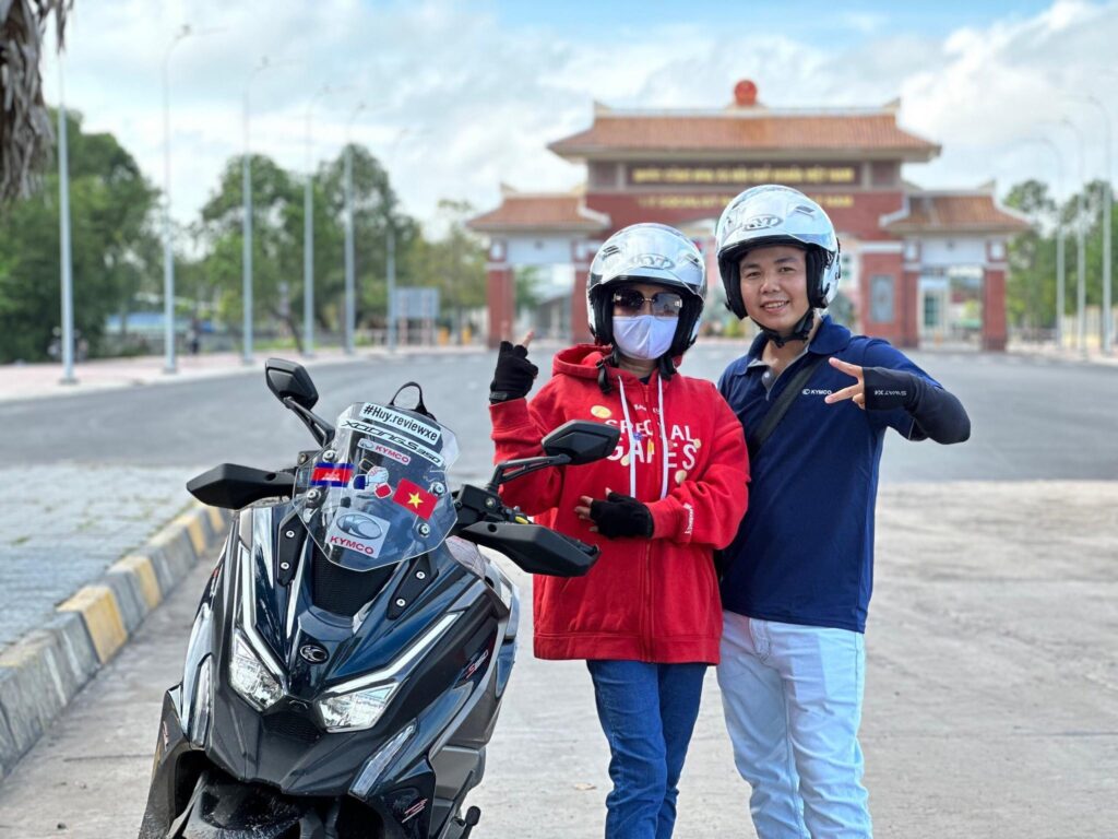 Chàng trai TP.HCM đưa mẹ đi phượt 1000km đến Campuchia bằng xe máy
