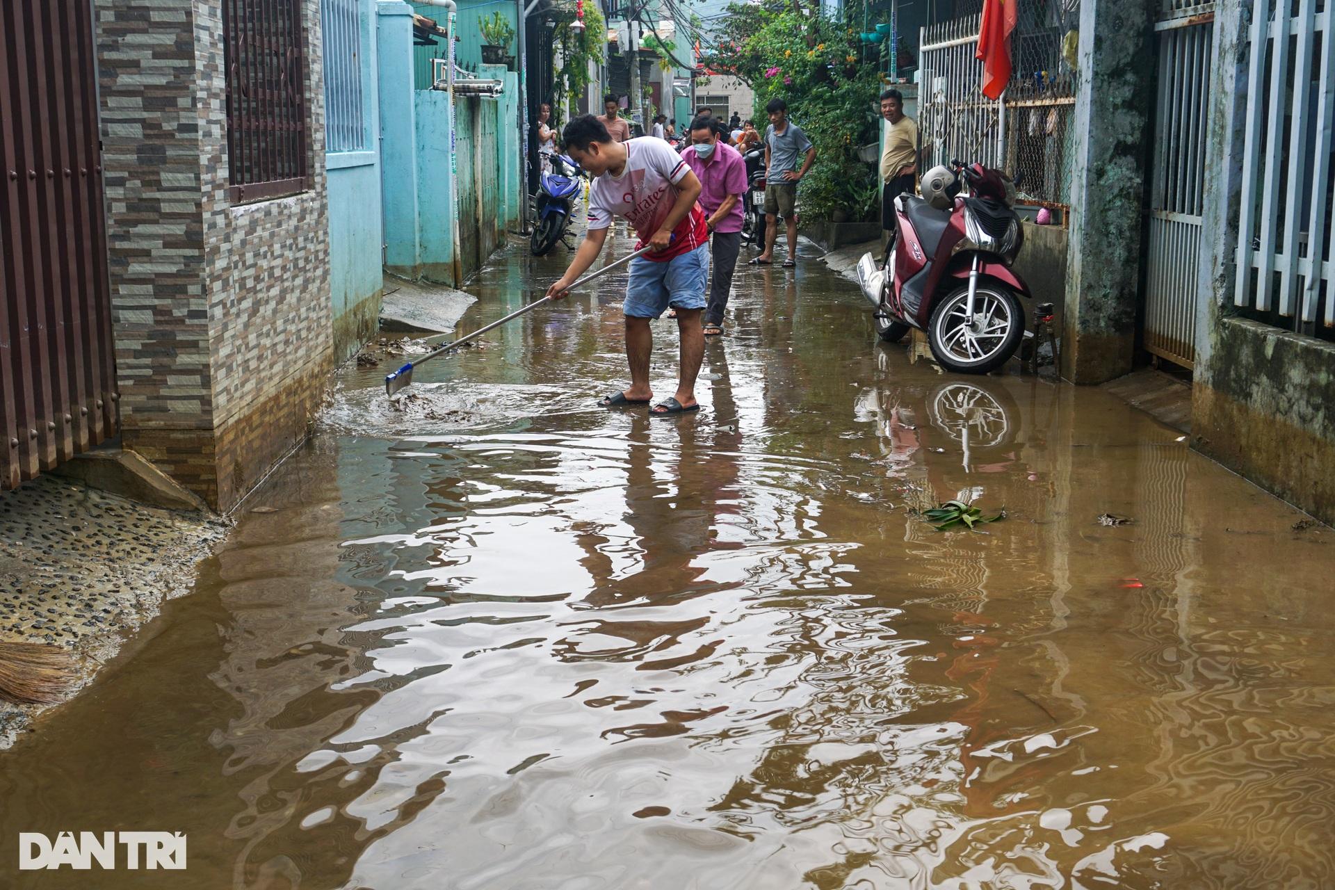 Nước dần rút, người dân Đà Nẵng tất tả dọn bùn non - 6