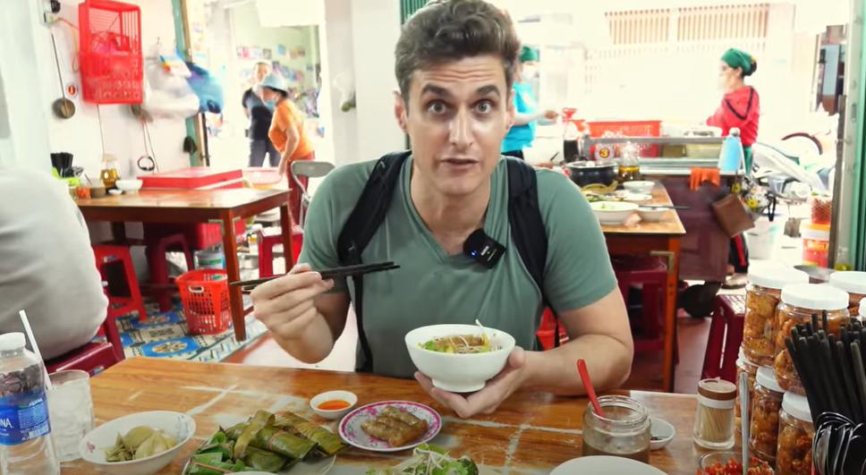Dustin thưởng thức nhiều món đặc sản Gia Lai trong chuyến du lịch trải nghiệm ẩm thực mới đây