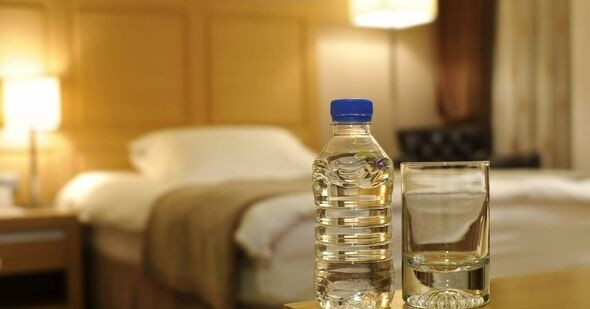 Luôn ném chai nước vào gầm giường khách sạn, nữ tiếp viên tiết lộ lý do