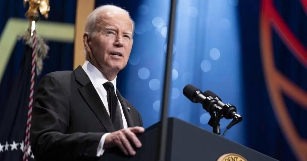 Ông Biden thông qua dự luật ngân sách không có viện trợ cho Ukraine