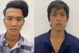 Bị nhắc vì chạy xe nẹt pô, 2 thanh niên quay lại chém cửa nhà dân ở TP.HCM
