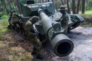 Lý do Ukraine dùng xe tăng chiến đấu Leopard như pháo tầm xa