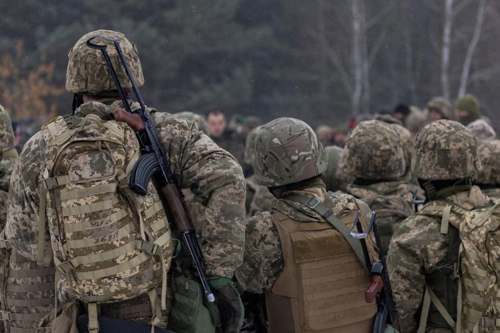 Nga tấn công khắp tiền tuyến phía đông, Ukraine có nguy cơ phải rút lui - 1
